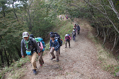 東の肩から山頂に向けて最後の登りをがんばっている写真