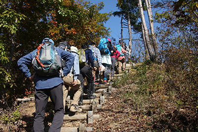 八重山山頂直下を登っている写真