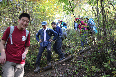 能岳から登山道を下っている写真
