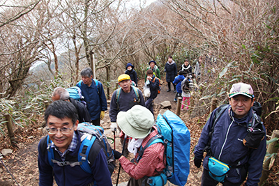 ガマ岩ノ下で待っているメンバーの写真