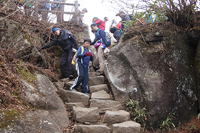 女体山の山頂から石の階段を下っている写真