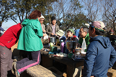 多峰主山山頂でうどんとお汁粉を作りはじめた写真