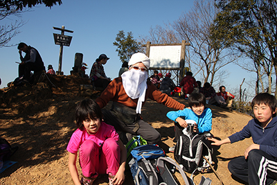 月光仮面のおじさんが子どもたちと一緒に写っている写真