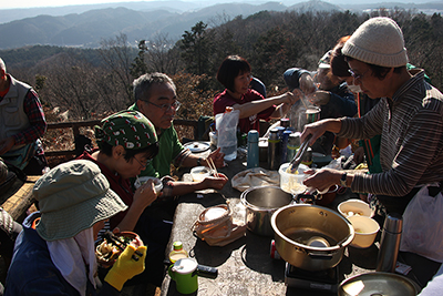 テーブルの上でうどんを食べている写真