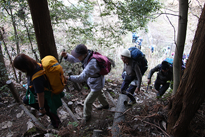 いったん下って再度登っている写真