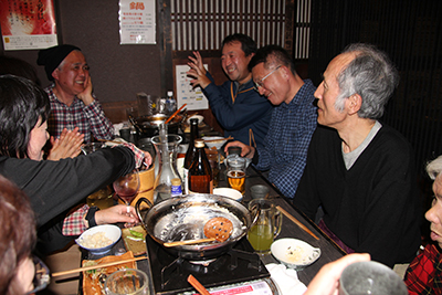 話しで盛り上がっている写真