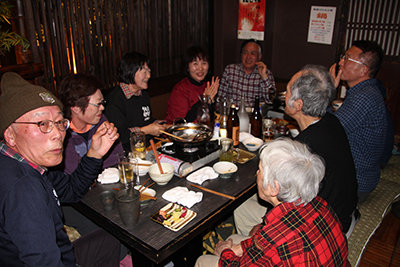 きれいに料理がなくなって話している写真