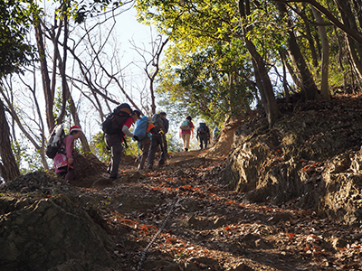 Iさんが撮影した多峰主山山頂直下の急坂を登っている写真