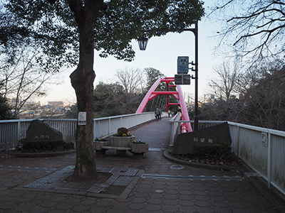 Iさんが撮影した赤い橋を渡っている写真