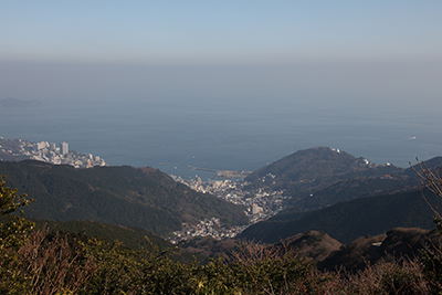 熱海の街と相模湾の写真