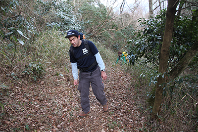 山頂直下の山道を登っているKさんの写真