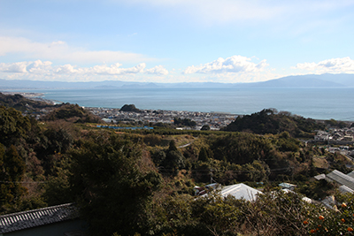 途中のビューポイントから見た駿河湾と伊豆半島の写真