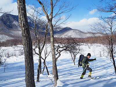 Iさんが撮影したクロカンで新雪のところを歩いているAさんの写真