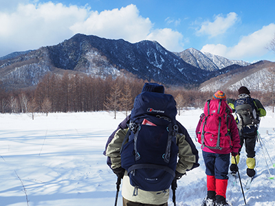I山河撮影した展望の良い雪原を歩いている写真