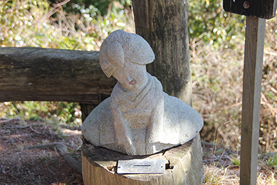 烏場山山頂にあるおふくの石像の写真