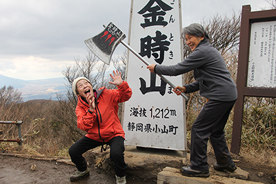 斧で切りつけようとするKRさんと切られそうになって悲鳴を上げるSさんの写真