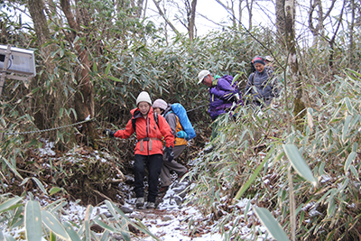 金時山山頂から急な尾根を下っている写真