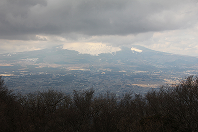 金時山山頂から見た雲のかかった富士山の写真