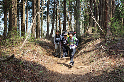 登山道を走っているKK君の写真