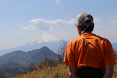 K君が撮影した富士山を見ているAさんの写真