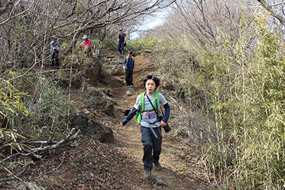 登山道を駆け下りるK君の写真