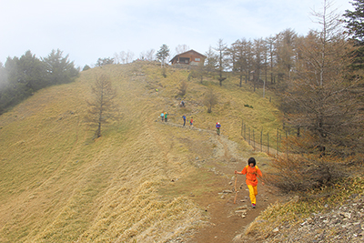 山頂の避難小屋から下山している写真