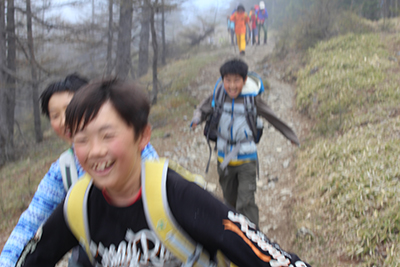 元気いっぱいに駆け下る子どもたちの写真