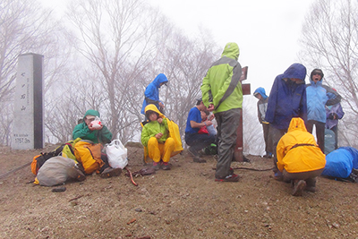 七ッ石山山頂で昼食中の写真