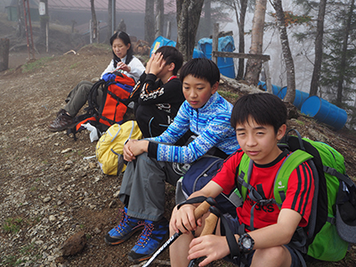 Iさんが撮影した奥多摩小屋の前で休憩中の子どもたちの写真