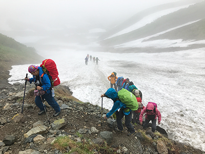 Iさんが撮影した雪渓から登山道に上がったメンバーの写真