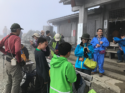 Iさんが撮影した雄山で休憩中の写真