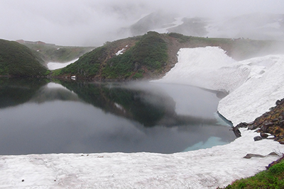 残雪の残るミクリガ池の写真