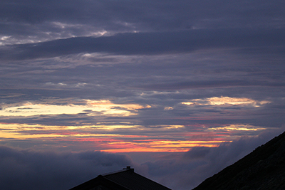 霧が晴れて見えた夕焼けの写真
