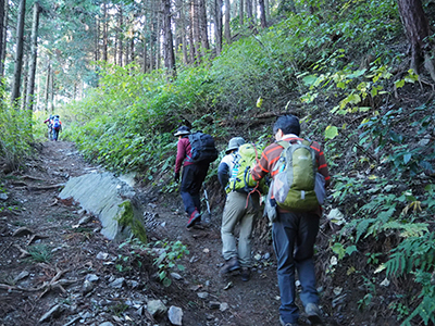 Iさんが撮影した細い登山道を登っている写真