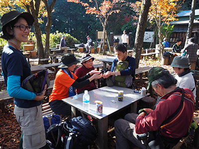 Iさんが撮影した城山でくつろいでいるメンバーの写真