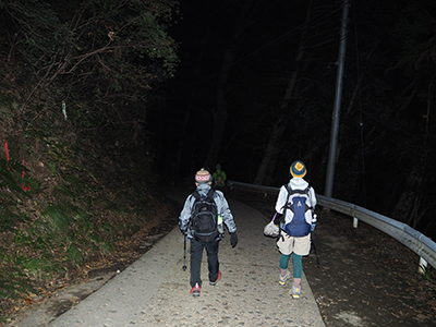 Iさんが撮影した真っ暗な一号路を下っている写真