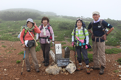 清水岳山頂直下の標識での集合写真