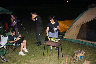 バーベキューを食べているＳさんとみんなの写真