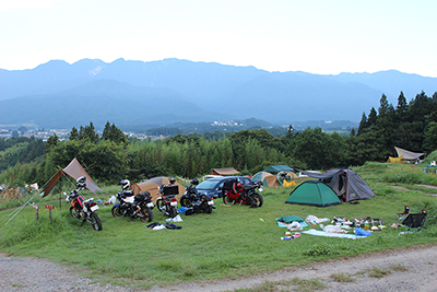 日の出前のいなかの風キャンプ場と中央アルプスの写真