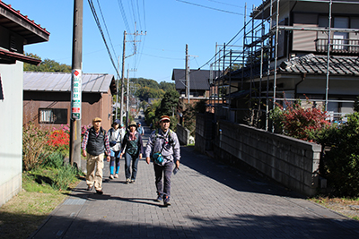 岩殿観音への参道を歩いている写真