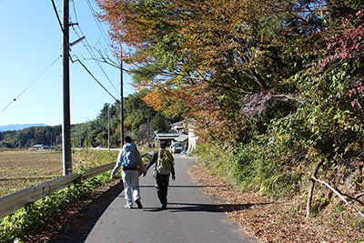 里の道を歩くM君とKさんの写真