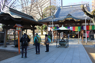 蓮馨寺（れんけいじ）に境内を歩いている写真