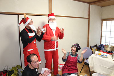 サンタに扮したＭ君とIさんがビンゴのカードを引き始めた写真