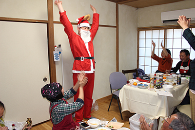踊っているＭ君の写真