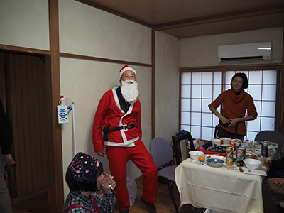 Iさんが撮影したM君にサンタの衣装を着せられたAさんの写真