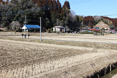 笠森までもうすぐの道を歩いている写真