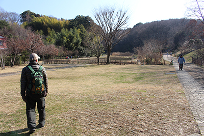 公園西口を入ってすぐの広場を歩いている写真