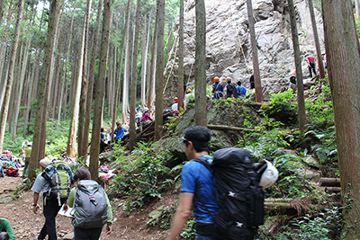 大混雑の日和田山男岩周辺