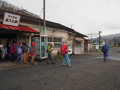 Iさんが撮影した雨の中を波久礼駅から歩きはじめた写真