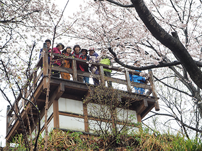 Iさんが撮影した山頂の展望台に立つメンバーの写真